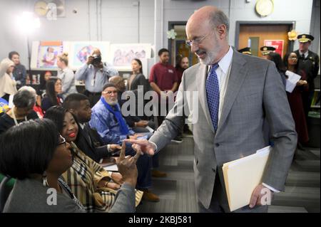 Le gouverneur Tom Wolf parle alors qu'il est accompagné d'un groupe de législateurs démocrates de Pennsylvanie et de Philadelphie pour appeler à un soutien collectif sur les efforts visant à réduire la violence par les armes à feu, lors d'un événement à la Parkway Northwest High School for Peace and social Justice, à Philadelphie, en Pennsylvanie, sur 28 février 2020. (Photo de Bastiaan Slabbers/NurPhoto) Banque D'Images