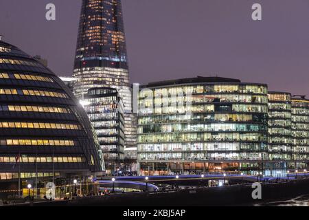 Immeubles de bureaux modernes situés entre Tower Bridge et London Bridge, à Londres, avec vue sur le Shard, gratte-ciel de 87 étages en verre avec un sommet irrégulier, avec restaurants, bureaux, hôtel et plate-forme d'observation. Le samedi 25 janvier 2020, à Londres, Royaume-Uni. (Photo par Artur Widak/NurPhoto) Banque D'Images