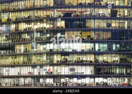 Un immeuble de bureaux moderne situé entre Tower Bridge et le quartier de London Bridge, à Londres, près du Shard, gratte-ciel en verre de 87 étages avec un sommet irrégulier, avec restaurants, bureaux, hôtel et plate-forme d'observation. Le samedi 25 janvier 2020, à Londres, Royaume-Uni. (Photo par Artur Widak/NurPhoto) Banque D'Images