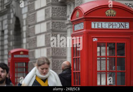 Téléphones rouges près de Downing Street, centre de Londres. Le samedi 25 janvier 2020, à Londres, Royaume-Uni. (Photo par Artur Widak/NurPhoto) Banque D'Images