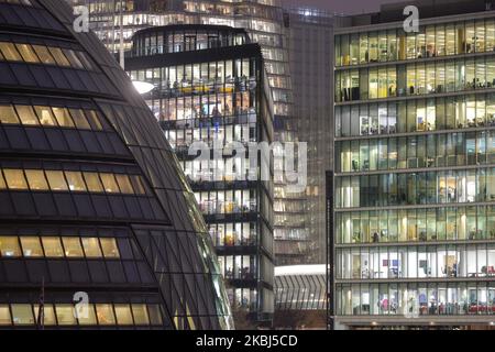 Immeubles de bureaux modernes situés entre Tower Bridge et London Bridge, à Londres, près du Shard, gratte-ciel de 87 étages en verre avec un sommet irrégulier, avec restaurants, bureaux, hôtel et plate-forme d'observation. Le samedi 25 janvier 2020, à Londres, Royaume-Uni. (Photo par Artur Widak/NurPhoto) Banque D'Images