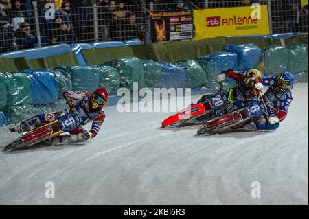 Daniil Ivanov (rouge) et Dmitri Khomitsevich (bleu) de Russie tentent de bloquer le chemin de Johan Weber (jaune) pendant le circuit de glace des Nations (jour 1) à l'Horst-Dohm-Eisstadion, Berlin, le samedi 29 février 2020. (Photo de Ian Charles/MI News/NurPhoto) Banque D'Images