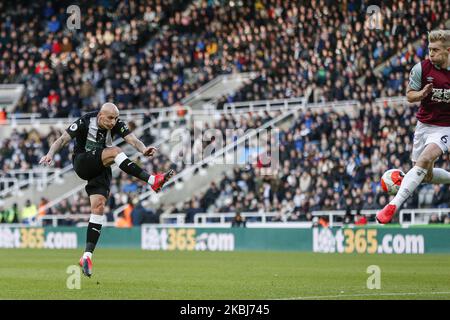 Jonjo Shelvey (8) de Newcastle United tire à but, mais son effort est bloqué par Ben Mee (6) de Burnley lors du match de la Premier League entre Newcastle United et Burnley à St. James's Park, Newcastle, le samedi 29th février 2020. (Photo par IAM Burn/MI News/NurPhoto) Banque D'Images