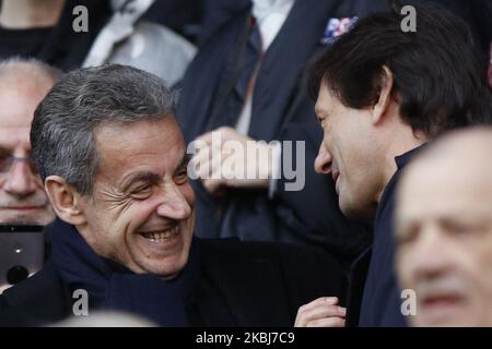 L'ancien président français Nicolas Sarkozy (2ndL) et le directeur sportif du PSG Leonardo se sont mis à rire avant le match de football français L1 entre Paris Saint-Germain (PSG) et Dijon, sur 29 février 2020 au stade du Parc des Princes à Paris. (Photo de Mehdi Taamallah/NurPhoto) Banque D'Images