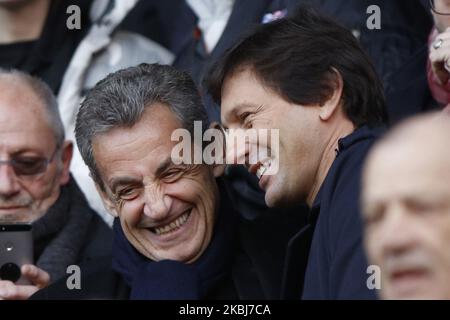 L'ancien président français Nicolas Sarkozy (2ndL) et le directeur sportif du PSG Leonardo se sont mis à rire avant le match de football français L1 entre Paris Saint-Germain (PSG) et Dijon, sur 29 février 2020 au stade du Parc des Princes à Paris. (Photo de Mehdi Taamallah/NurPhoto) Banque D'Images