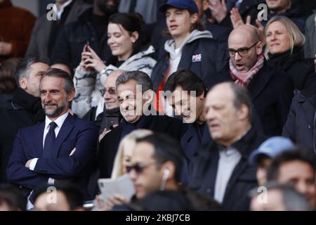 L'ancien président français Nicolas Sarkozy (2ndL) et le directeur sportif du PSG Leonardo se sont mis à rire avant le match de football français L1 entre Paris Saint-Germain (PSG) et Dijon, sur 29 février 2020 au stade du Parc des Princes à Paris. (Photo de Mehdi Taamallah/NurPhoto) Banque D'Images