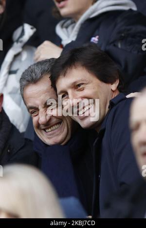 L'ancien président français Nicolas Sarkozy (2ndL) et le directeur sportif du PSG Leonardo se sont mis à rire avant le match de football français L1 entre Paris Saint-Germain (PSG) et Dijon, sur 29 février 2020 au stade du Parc des Princes à Paris. (Photo de Mehdi Taamallah/NurPhoto) Banque D'Images