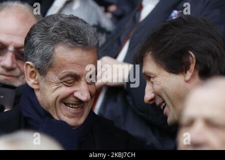 L'ancien président français Nicolas Sarkozy (2ndL) et le directeur sportif du PSG Leonardo se sont mis à rire avant le match de football français L1 entre Paris Saint-Germain (PSG) et Dijon, sur 29 février 2020 au stade du Parc des Princes à Paris. (Photo de Mehdi Taamallah/NurPhoto) Banque D'Images