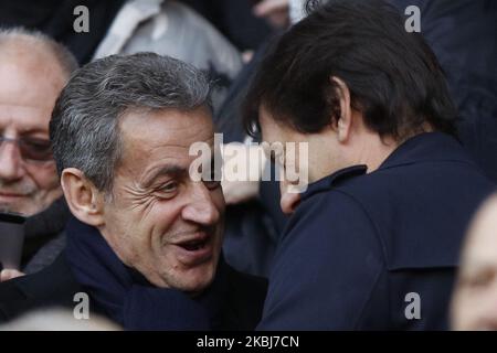 L'ancien président français Nicolas Sarkozy (2ndL) et le directeur sportif du PSG Leonardo se sont mis à rire avant le match de football français L1 entre Paris Saint-Germain (PSG) et Dijon, sur 29 février 2020 au stade du Parc des Princes à Paris. (Photo de Mehdi Taamallah/NurPhoto) Banque D'Images