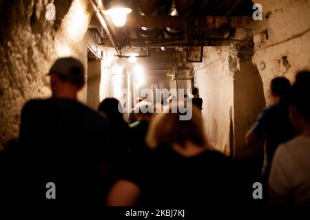 Personnes dans un tunnel souterrain. Les gens vont dans un tunnel souterrain. D'un abri souterrain de bombe. Cacher et sauver la vie. Concept de guerre Banque D'Images