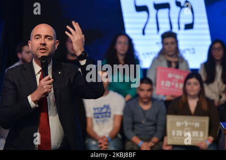 Amir Ohana, ministre de la Justice israélien, prend la parole devant le Premier ministre Benjamin Netanyahu lors d’un rassemblement du Likoud à Ramat Gan, avant les prochaines élections, sur 2 mars. Samedi, 29 février 2020, à Ramat Gan, tel Aviv, Israël. (Photo par Artur Widak/NurPhoto) Banque D'Images