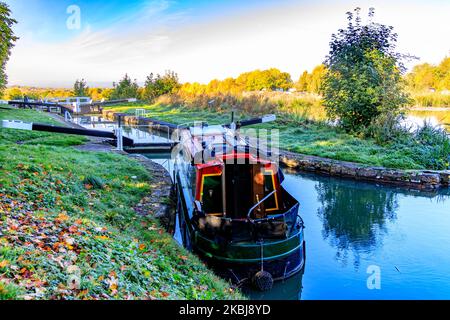 Un petit bateau à rames sur le point d'entrer dans l'une des 29 écluses de Caen Hill en automne sur le canal Kennett & Avon, nr Devizes, Wiltshire, Angleterre, Royaume-Uni Banque D'Images