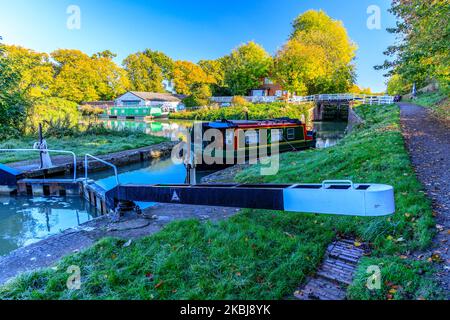 Un petit bateau à rames sur le point d'entrer dans l'une des 29 écluses de Caen Hill en automne sur le canal Kennett & Avon, nr Devizes, Wiltshire, Angleterre, Royaume-Uni Banque D'Images