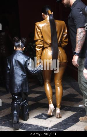 Kim Kardashian et sa fille du Nord-Ouest arrivent au Théâtre des Bouffes du Nord pour assister au service du dimanche de Kanye West sur 01 mars 2020 à Paris, France. (Photo de Mehdi Taamallah/NurPhoto) Banque D'Images