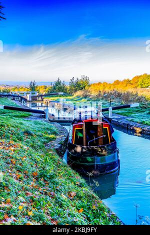 Un petit bateau à rames sur le point d'entrer dans l'une des 29 écluses de Caen Hill en automne sur le canal Kennett & Avon, nr Devizes, Wiltshire, Angleterre, Royaume-Uni Banque D'Images