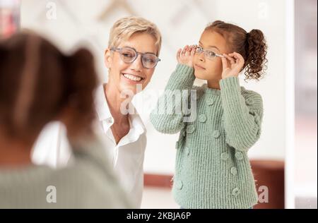 Yeux, consultation et lunettes par fille et femme optométriste au magasin d'opticien pour le choix, l'ajustement et l'examen des yeux. Vue, lunettes et Banque D'Images