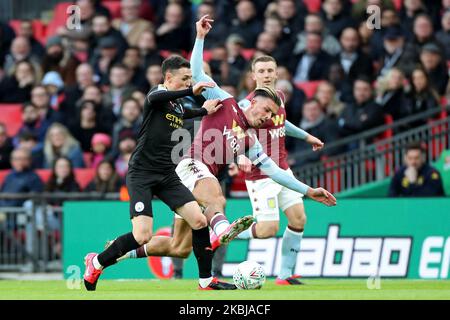 Phil Foden, milieu de terrain de Manchester City, pose un défi au milieu de terrain d'Aston Villa Jack Grealish lors de la finale de la Carabao Cup entre Aston Villa et Manchester City au stade Wembley, Londres, le dimanche 1st mars 2020. (Photo de Jon Bromley/MI News/NurPhoto) Banque D'Images