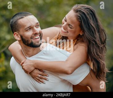 Dos de porc, couple et hug heureux d'un homme et d'une femme dans la nature avec l'amour, le soin et le bonheur. Les gens avec un sourire et de jouer ensemble souriant Banque D'Images