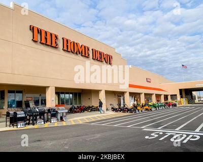 Des étagères vides, précédemment remplies de respirateurs, d'appareils respiratoires et de masques (dont N95 masques), sont visibles au Home Depot on 2 mars 2020 à Champaign, Illinois, États-Unis. Les craintes du coronavirus (COVID-19) ont augmenté avec une demande extrême de protection contre la transmission respiratoire. En outre, l'Université de l'Illinois à Urbana-Champaign a rappelé quelques études à l'étranger et leur personnel. (Photo de Patrick Gorski/NurPhoto) Banque D'Images