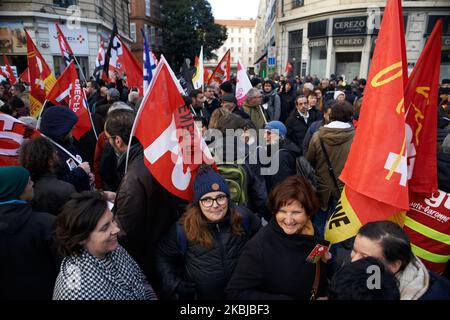 Des milliers de manifestants ont manifesté à Toulouse pour une manifestation organisée par les syndicats de la CGT, de l'FO et du Sud, qu'ils ont protesté contre l'utilisation de l'article 49,3 de la Constitution française par le PM Edouard Philippe. Cet article contourne l'Assemblée nationale et la loi est considérée comme adoptée. Le PM Philippe l'utilise pour la réforme des retraites de Macron. La démonstration s'est terminée par l'utilisation de gaz lacrymogènes par la police anti-émeute pour disperser la foule. Toulouse. France. Arch 2nd 2020. (Photo d'Alain Pitton/NurPhoto) Banque D'Images