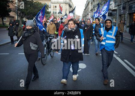 SUD unionistes.des milliers de manifestants ont manifesté à Toulouse pour une manifestation organisée par les syndicats CGT, FO, Sud, ils ont protesté contre l'utilisation de l'article 49,3 de la Constitution française par le PM Edouard Philippe. Cet article contourne l'Assemblée nationale et la loi est considérée comme adoptée. Le PM Philippe l'utilise pour la réforme des retraites de Macron. La démonstration s'est terminée par l'utilisation de gaz lacrymogènes par la police anti-émeute pour disperser la foule. Toulouse. France. 2 mars 2020. (Photo d'Alain Pitton/NurPhoto) Banque D'Images