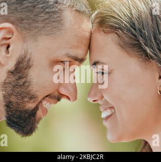 Heureux, couple et sourire avec le front pour l'amour, romantique ou la relation de bonheur ensemble dans le plein air. Gros plan de l'homme et de la femme visage souriant Banque D'Images