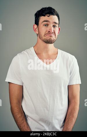 Je me sens aujourd'hui. Photo studio d'un jeune homme décontracté posant sur un fond gris. Banque D'Images