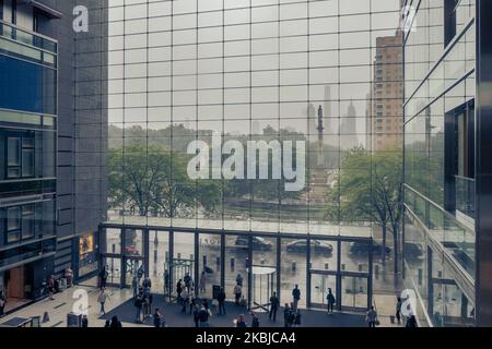 Vue par la fenêtre du centre commercial à Columbus Circle et Central Parl à New York City pendant la pluie Banque D'Images