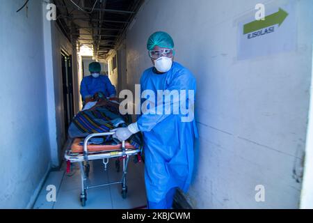 Des médecins ont amené un citoyen soupçonné d'être infecté par le virus Corona dans une salle d'isolement lors d'une simulation de manipulation de Covid-19 à l'hôpital d'Anutapura, à Palu, dans le centre de Sulawesi, en Indonésie, sur 4 mars 2020. Les hôpitaux de toute l'Indonésie sont maintenant en garde contre l'attaque mortelle du virus après que le gouvernement a annoncé que deux résidents ont été testés positifs pour avoir été infectés. Jusqu'à présent, l'affaire Vimod-19 a attaqué plus de 80 000 citoyens dans 60 pays, dont 24 000 sont morts. (Photo de Basri Marzuki/NurPhoto) Banque D'Images