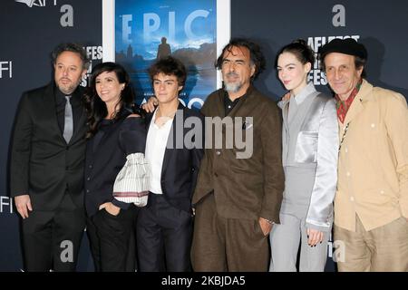 3 novembre 2022, Los Angeles, Californie, Etats-Unis: LOS ANGELES - NOV 3: Stacy Perskie, Griselda Siciliani, IÌker SaÌnchez Solano, Alejandro G. InÌƒaÌrritu, Ximena Lamadrid, Daniel GimeÌnez Cacho à la première de Bardo, Faux chronique d'une poignée de vérités au Théâtre chinois de TCL IMAX sur 3 novembre 2022 à Los Angeles, CA (image de crédit: © Nina Prommer/ZUMA Press Wire) Banque D'Images