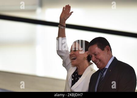 Aux côtés du vice-président brésilien, Hamilton Mourao, la célèbre actrice de roman brésilien, Regina Duarte, réagit lors de sa cérémonie d'inauguration en tant que nouvelle secrétaire à la Culture du Brésil, au Palais Planalto à Brasília, au Brésil, sur 4 mars 2020. Duarte prend la relève de Roberto Alvim, qui a été congédié en janvier après avoir publié une vidéo avec des références à la propagande culturelle nazie. (Photo par Andre Borges/NurPhoto) Banque D'Images