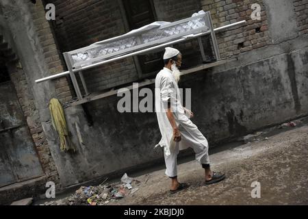 Un musulman indien passe devant le corps mort de Bhure Ali lors de ses funérailles dans la région de Mustafabad, dans l'est de Delhi, en Inde, le 04 mars 2020. Ali, un ouvrier a quitté son domicile le 24th février avant que les émeutes n'aient commencé à Delhi-est et n'aient disparu depuis. Son corps a été sorti d'un canal le 03 mars et a été remis à la famille aujourd'hui. (Photo de Muzamil Mattoo/NurPhoto) Banque D'Images