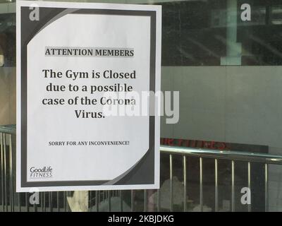 Panneau à la porte d'un centre de conditionnement physique fermé en raison d'un cas possible de nouveau coronavirus (COVID-19) à Toronto, Ontario, Canada vu sur 04 mars 2020. La salle de gym a été fermée afin d'effectuer un nettoyage et une désinfection en profondeur des locaux. Le gymnase est le dernier espace de Toronto à fermer temporairement ou à subir une désinfection en raison des craintes de la COVID-19. Au total, 20 cas positifs confirmés de 2019 nouveaux coronavirus ont été enregistrés jusqu'à présent en Ontario, tandis que 102 autres sont actuellement à l'étude. Le Canada a 33 cas confirmés de COVID-19 dans tout le pays à ce jour Banque D'Images