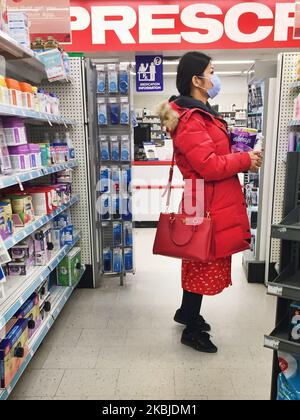 Femme portant un masque facial pour la protéger du nouveau coronavirus (COVID-19) lorsqu'elle fait ses courses dans une pharmacie à Toronto, Ontario, Canada, sur 04 mars 2020. Au total, 20 cas confirmés positifs du nouveau coronavirus (COVID-19) ont été enregistrés jusqu'à présent en Ontario, tandis que 102 autres sont actuellement à l'étude. Le Canada a 33 cas confirmés de COVID-19 dans tout le pays à ce jour. (Photo de Creative Touch Imaging Ltd./NurPhoto) Banque D'Images