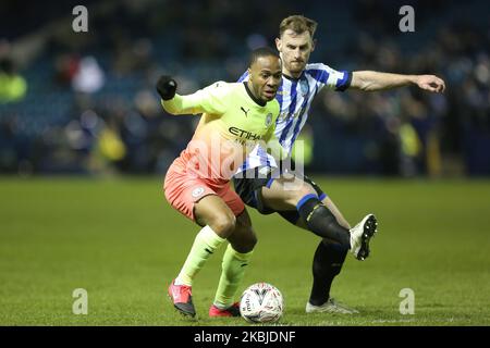 Tom Lees de Sheffield se bat mercredi contre Raheem Sterling de Manchester City lors du match de la cinquième route de la coupe FA entre Sheffield mercredi et Manchester City à Hillsborough, Sheffield, le mercredi 4th mars 2020. (Photo par MI News/NurPhoto) Banque D'Images