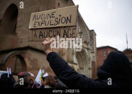 Un homme tient un écriteau indiquant « pas d'expulsion, quel que soit l'âge ». Le collectif RESF (Reseau Education sans frontières ie Education sans frontières Network) a organisé un rassemblement à police de la Préfecture de haute-Garonne pour demander au Prévet de mettre fin à toutes les expulsions d'enfants et de leurs familles, car les lois françaises disent que chaque enfant doit être éduqué quelle que soit sa situation (même si l'enfant n'a pas de papiers). Toulouse. France. 4 mars 2020. (Photo d'Alain Pitton/NurPhoto) Banque D'Images