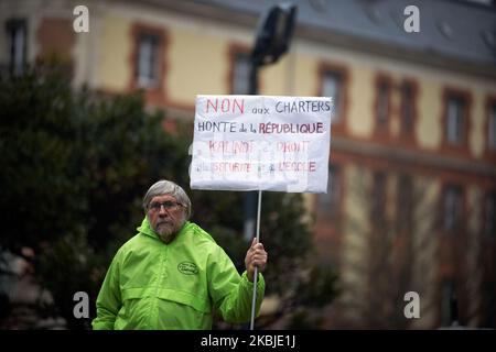 Un homme porte un écriteau portant la mention « non aux chartes, honte de la République française, Kalindi a droit à l'éducation et à la sécurité ». Le collectif RESF (Reseau Education sans frontières ie Education sans frontières Network) a organisé un rassemblement à police de la Préfecture de haute-Garonne pour demander au Prévet de mettre fin à toutes les expulsions d'enfants et de leurs familles, car les lois françaises disent que chaque enfant doit être éduqué quelle que soit sa situation (même si l'enfant n'a pas de papiers). Toulouse. France. 4 mars 2020. (Photo d'Alain Pitton/NurPhoto) Banque D'Images