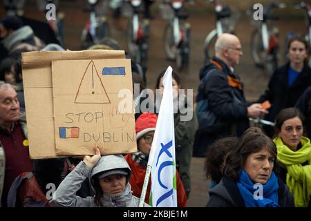 Une femme est titulaire d'un écriteau intitulé « Stop Dublin », référence à l'agrrement de Dublin entre les États de l'UE. Le processus de Dublin dit qu'un réfugié doit faire sa demande d'asile dans le pays où il est arrivé en premier. Le collectif RESF (Reseau Education sans frontières ie Education sans frontières Network) a organisé un rassemblement à police de la Préfecture de haute-Garonne pour demander au Prévet de mettre fin à toutes les expulsions d'enfants et de leurs familles, car les lois françaises disent que chaque enfant doit être éduqué quelle que soit sa situation (même si l'enfant n'a pas de papiers). Toulouse. France. 4 mars 2020. (Photo par Banque D'Images