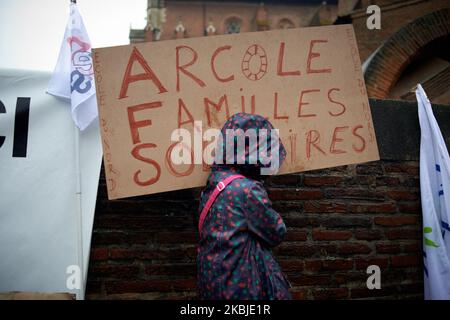 Un enfant porte une affiche « United Families from Arcole ». Le collectif RESF (Reseau Education sans frontières ie Education sans frontières Network) a organisé un rassemblement à police de la Préfecture de haute-Garonne pour demander au Prévet de mettre fin à toutes les expulsions d'enfants et de leurs familles, car les lois françaises disent que chaque enfant doit être éduqué quelle que soit sa situation (même si l'enfant n'a pas de papiers). Toulouse. France. 4 mars 2020. (Photo d'Alain Pitton/NurPhoto) Banque D'Images