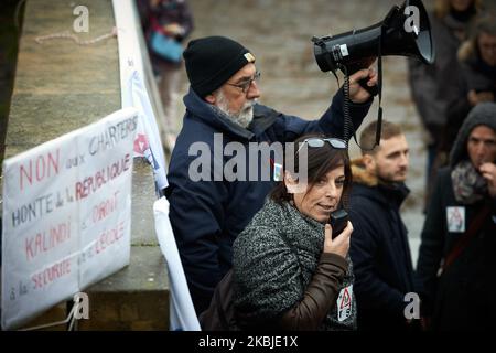 Une femme parle dans un microphone. Le collectif RESF (Reseau Education sans frontières ie Education sans frontières Network) a organisé un rassemblement à police de la Préfecture de haute-Garonne pour demander au Prévet de mettre fin à toutes les expulsions d'enfants et de leurs familles, car les lois françaises disent que chaque enfant doit être éduqué quelle que soit sa situation (même si l'enfant n'a pas de papiers). Toulouse. France. 4 mars 2020. (Photo d'Alain Pitton/NurPhoto) Banque D'Images