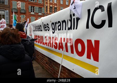 La bannière indique "allons nous développer ici: Régularisation". Le collectif RESF (Reseau Education sans frontières ie Education sans frontières Network) a organisé un rassemblement à police de la Préfecture de haute-Garonne pour demander au Prévet de mettre fin à toutes les expulsions d'enfants et de leurs familles, car les lois françaises disent que chaque enfant doit être éduqué quelle que soit sa situation (même si l'enfant n'a pas de papiers). Toulouse. France. 4 mars 2020. (Photo d'Alain Pitton/NurPhoto) Banque D'Images