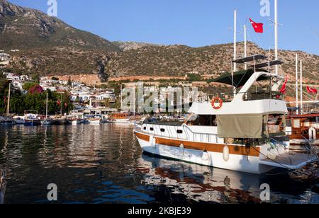 Des bateaux, y compris des gulets turcs, sont amarrés dans le port pittoresque de Kalkan, en Turquie. Juillet 2022 Banque D'Images