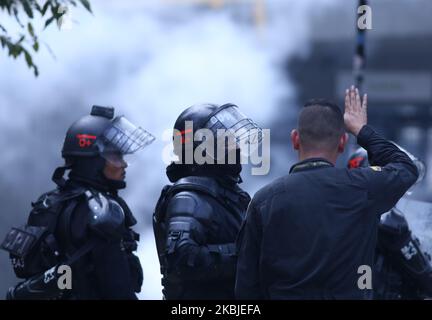 Des officiers d'escouade anti-émeute, esmad dans le char lors des émeutes à l'Université nationale de Bogota, en Colombie, sur 3 mars 2020. (Photo de Daniel Garzon Herazo/NurPhoto) Banque D'Images