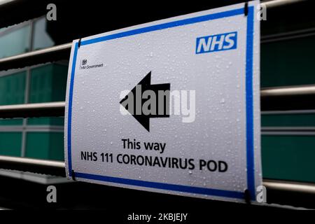 Un panneau dirige les patients vers un podomètre du coronavirus NHS 111 (COVID-19), où les personnes qui pensent souffrir du virus peuvent s'adresser à des médecins à l'hôpital universitaire de Londres, sur 5 mars 2020. (Photo par Alberto Pezzali/NurPhoto) Banque D'Images