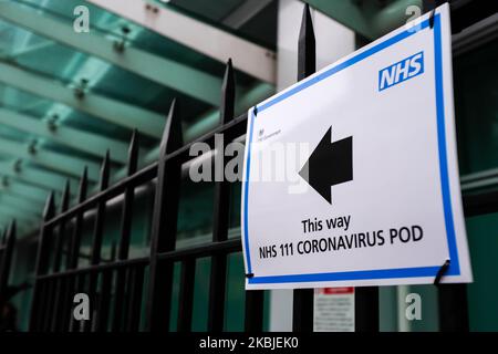 Un panneau dirige les patients vers un podomètre du coronavirus NHS 111 (COVID-19), où les personnes qui pensent souffrir du virus peuvent s'adresser à des médecins à l'hôpital universitaire de Londres, sur 5 mars 2020. (Photo par Alberto Pezzali/NurPhoto) Banque D'Images