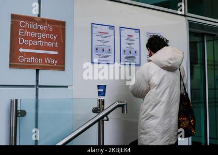 Un panneau dirige les patients vers un podomètre du coronavirus NHS 111 (COVID-19), où les personnes qui pensent souffrir du virus peuvent s'adresser à des médecins à l'hôpital universitaire de Londres, sur 5 mars 2020. (Photo par Alberto Pezzali/NurPhoto) Banque D'Images