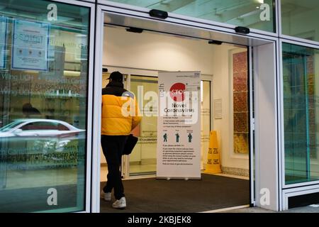 Un panneau dirige les patients vers un podomètre du coronavirus NHS 111 (COVID-19), où les personnes qui pensent souffrir du virus peuvent s'adresser à des médecins à l'hôpital universitaire de Londres, sur 5 mars 2020. (Photo par Alberto Pezzali/NurPhoto) Banque D'Images