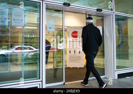 Un panneau dirige les patients vers un podomètre du coronavirus NHS 111 (COVID-19), où les personnes qui pensent souffrir du virus peuvent s'adresser à des médecins à l'hôpital universitaire de Londres, sur 5 mars 2020. (Photo par Alberto Pezzali/NurPhoto) Banque D'Images