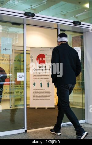 Un panneau dirige les patients vers un podomètre du coronavirus NHS 111 (COVID-19), où les personnes qui pensent souffrir du virus peuvent s'adresser à des médecins à l'hôpital universitaire de Londres, sur 5 mars 2020. (Photo par Alberto Pezzali/NurPhoto) Banque D'Images