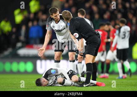 L'arbitre Craig Pawson parle avec Craig Forsyth (3) du comté de Derby après que Tom Lawrence (10) du comté de Derby ait été blessé lors du match de la coupe FA entre le comté de Derby et Manchester United au Pride Park, Derby, en Angleterre, le 5th mars 2020. (Photo de Jon Hobley/MI News/NurPhoto) Banque D'Images